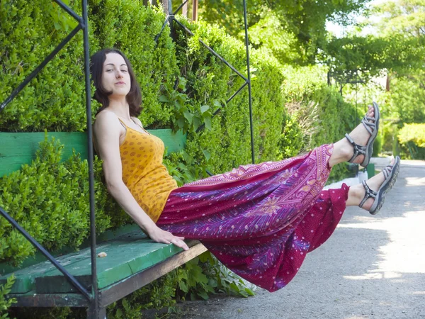 Eine im orientalischen Stil gekleidete Frau im Park. — Stockfoto