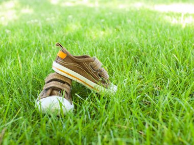 Bebek spor ayakkabı çimlere vardır.