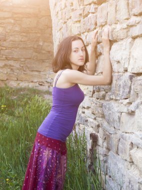 üzgün bir yüz ile güzel esmer.