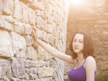 üzgün bir yüz ile güzel esmer.