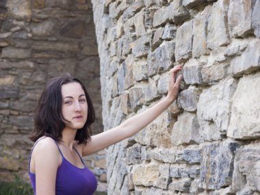 üzgün bir yüz ile güzel esmer.