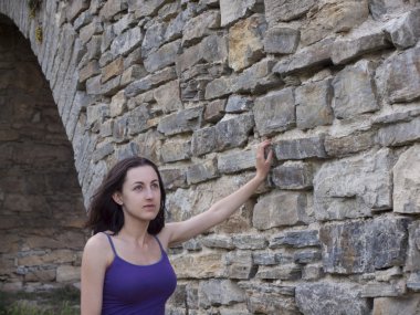 üzgün bir yüz ile güzel esmer.