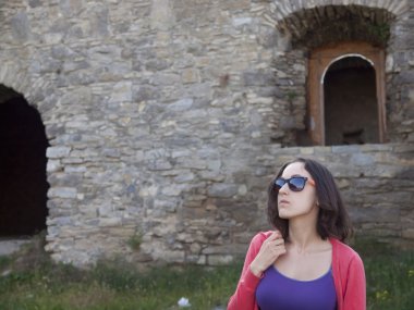 Tatilde gözlüklü esmer.