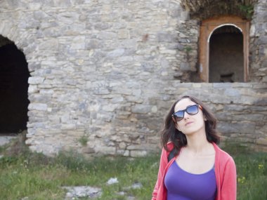 Tatilde gözlüklü esmer.