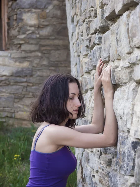 üzgün bir yüz ile güzel esmer.