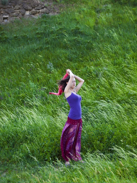 Romantikus lány áll egy mezőt a szél. — Stock Fotó