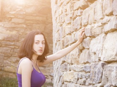 üzgün bir yüz ile güzel esmer.