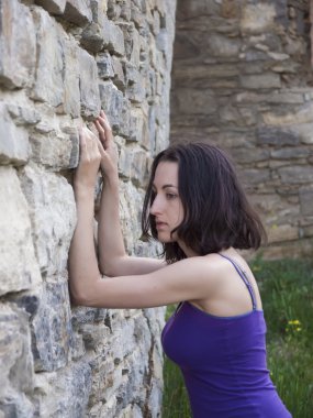 üzgün bir yüz ile güzel esmer.