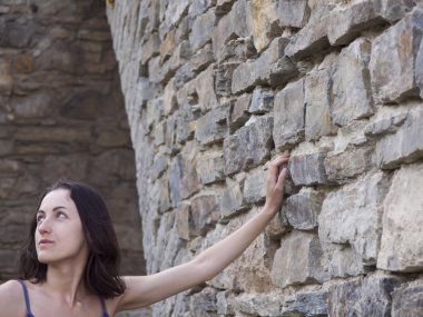 üzgün bir yüz ile güzel esmer.