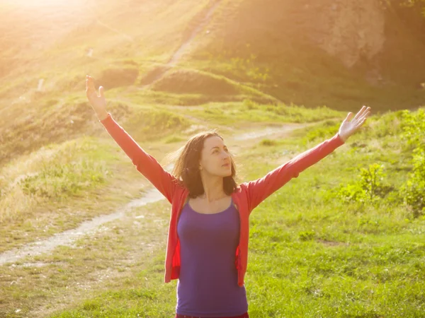 Flicka i östra klänning, dansa i naturen. — Stockfoto