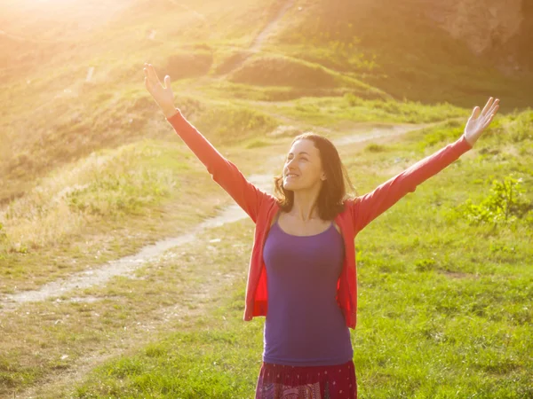 Chica en vestido oriental, bailando en la naturaleza . —  Fotos de Stock