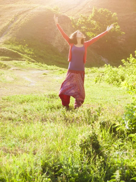 Flicka i östra klänning, dansa i naturen. — Stockfoto