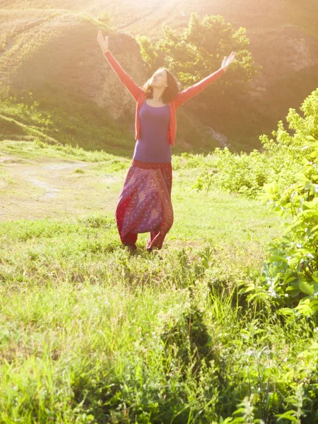 Chica en vestido oriental, bailando en la naturaleza . —  Fotos de Stock