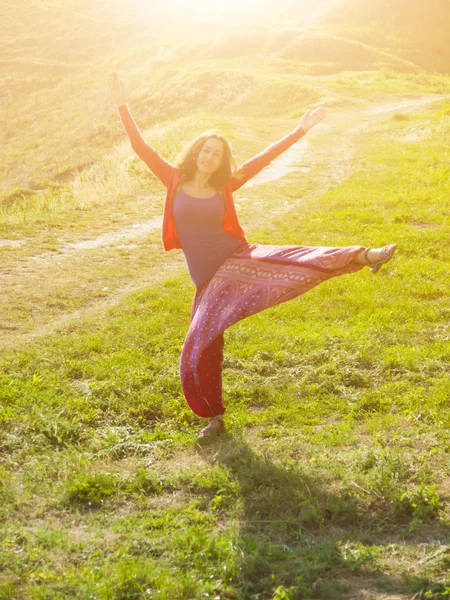 Chica en vestido oriental, bailando en la naturaleza . —  Fotos de Stock
