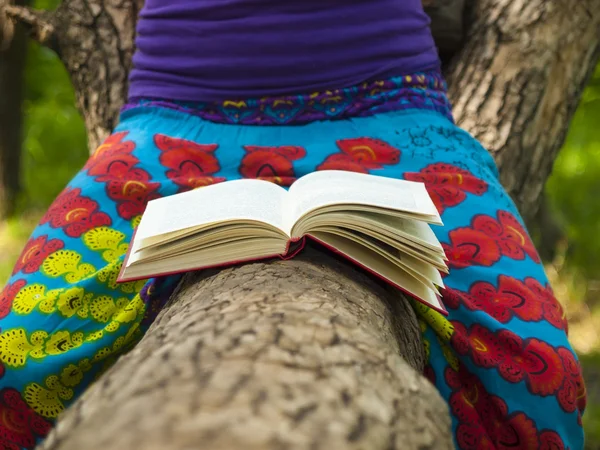 Fille lisant un livre en plein air. — Photo