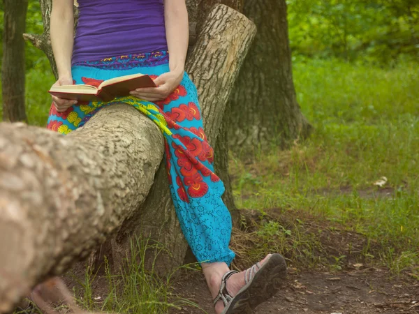 Fille lisant un livre en plein air. — Photo