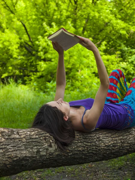 Menina lendo um livro ao ar livre. — Fotografia de Stock