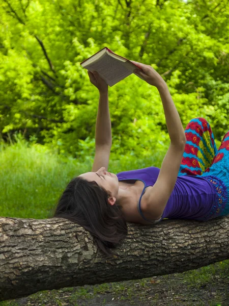 Fille lisant un livre en plein air. — Photo