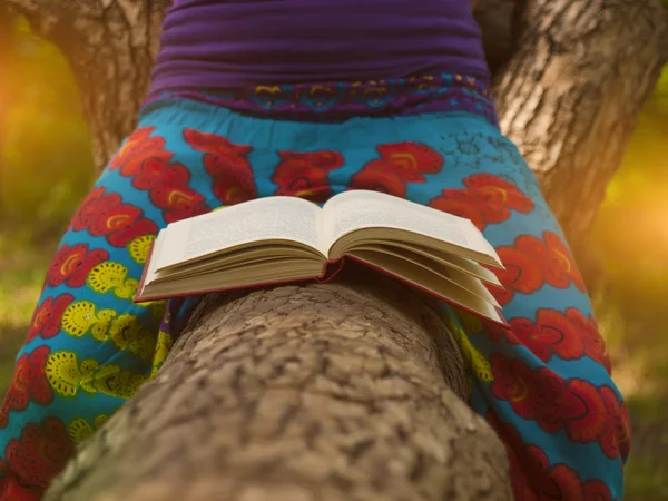 Meisje het lezen van een boek buiten. — Stockfoto