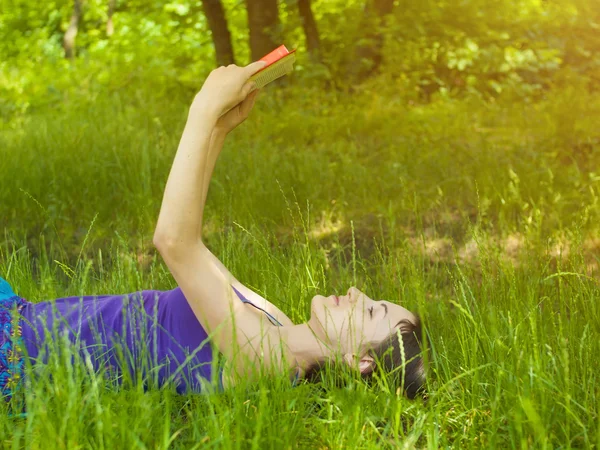 Girl reading a book. — Stock Photo, Image