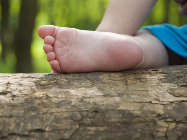 Нога маленького ребенка . — стоковое фото