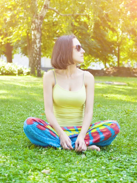 Chica en la naturaleza . — Foto de Stock