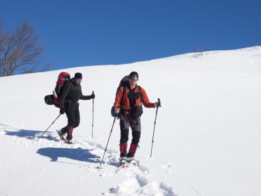 Erkekler karda dağlarda snowshoeing git.