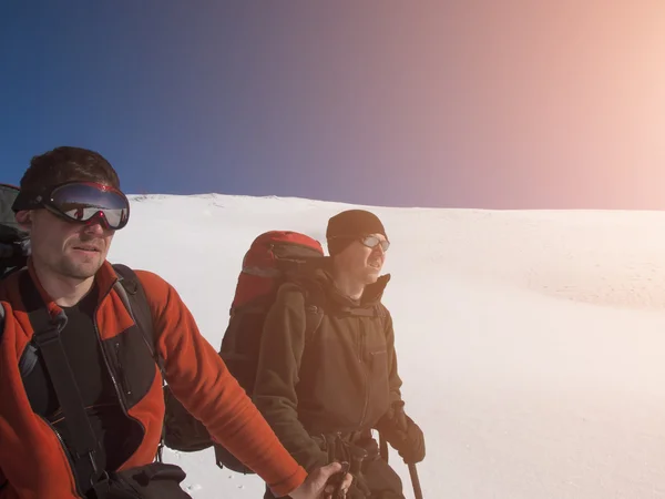 Vrienden tijd in de winter. — Stockfoto