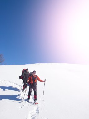 Erkekler karda dağlarda snowshoeing git.