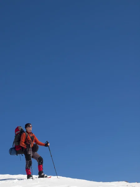 산에서 풀어요에 있는 남자는. — 스톡 사진