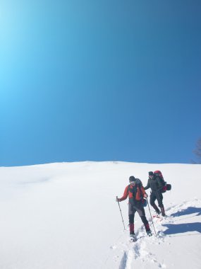 Erkekler karda dağlarda snowshoeing git.