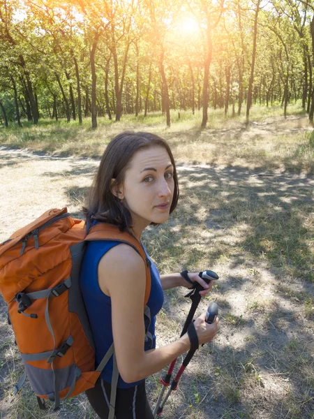 Lány egy hátizsák kempingezés utazás. — Stock Fotó
