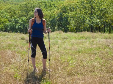 Bir sırt çantası kamp gezisi ile kız.