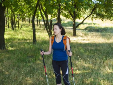 Bir sırt çantası kamp gezisi ile kız.