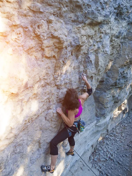 Młoda kobieta z liny wspina się na skale. — Zdjęcie stockowe