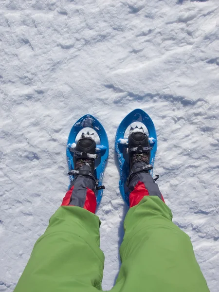 Raquetas de nieve para caminar sobre nieve . — Foto de Stock
