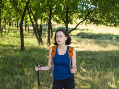 Bir sırt çantası kamp gezisi ile kız.