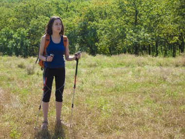 Bir sırt çantası kamp gezisi ile kız.