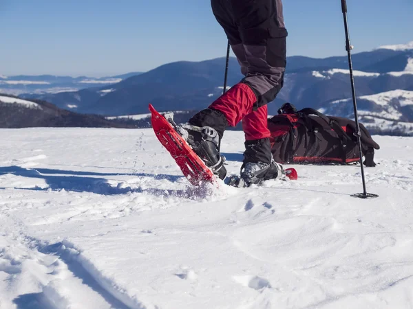 雪の上を歩くためのスノーシュー. — ストック写真