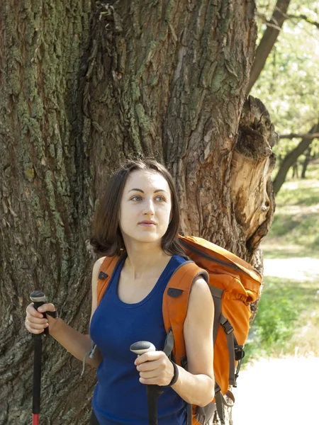 Dziewczyna z plecaka camping trip. — Zdjęcie stockowe