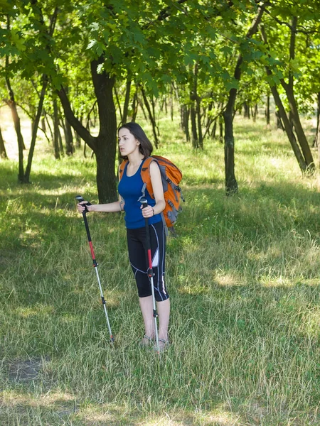 Fille avec un voyage de camping sac à dos . — Photo