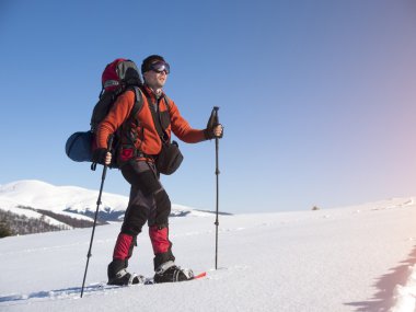 Kar kar ayakkabıları içinde bir adamdır.