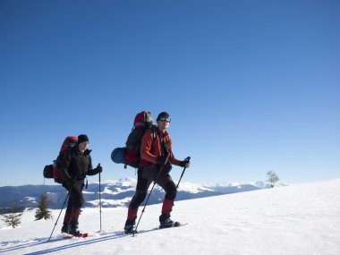 Arkadaşlar dağlara seyahat.