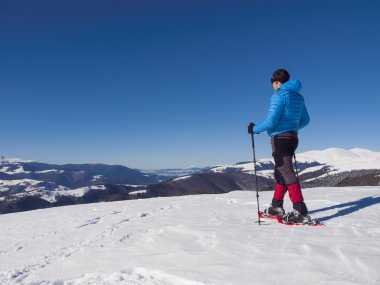 Kar kar ayakkabıları içinde bir adamdır.