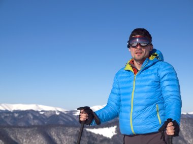 Dağlarda bir adam portresi.