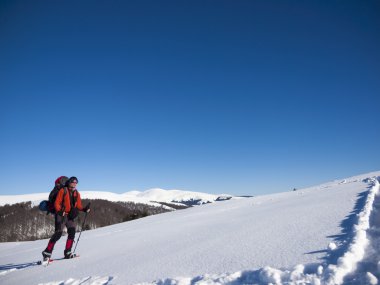 Kar kar ayakkabıları içinde bir adamdır.