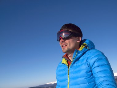 Dağlarda bir adam portresi.