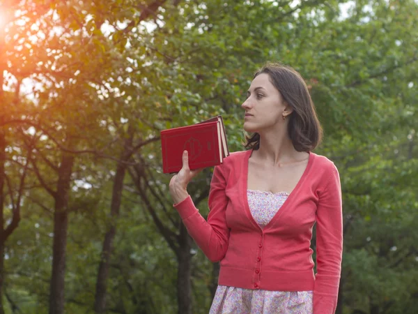 Une jeune fille tenant un livre . — Photo