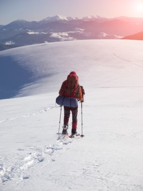 Kar kar ayakkabıları içinde bir adamdır.