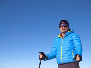 Dağlarda bir adam portresi.